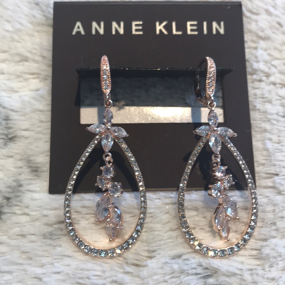 Beautiful teardrops earrings.  🌷gold tone 💖💝